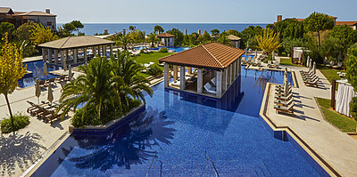 Pool - The Romanos, a Luxury Collection Resort