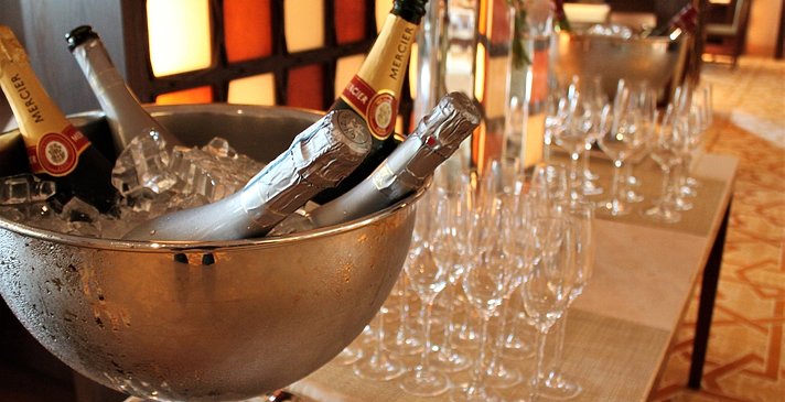 Alkoholische Getränke ab 12 Uhr - The Ritz-Carlton, Dubai