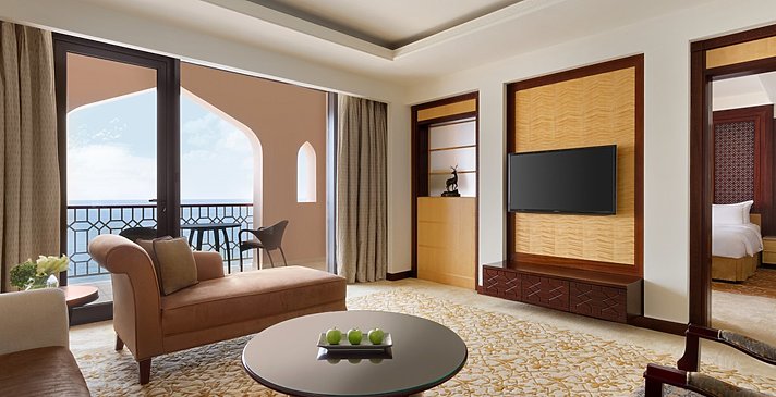 One Bedroom Suite Wohnzimmer - Shangri-La Al Husn Resort & Spa