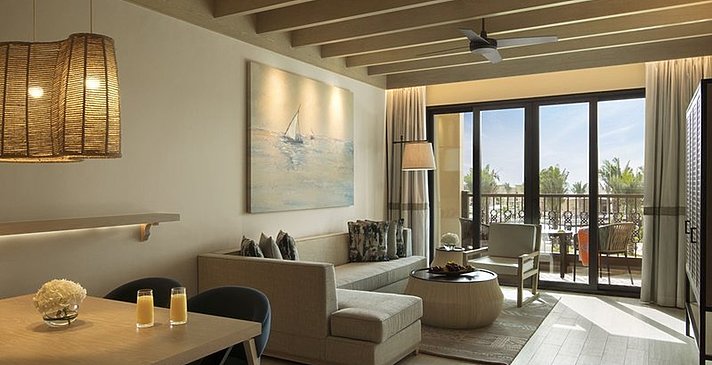 Wohn- und Essbereich One Bedroom Resort Suite Balcony
