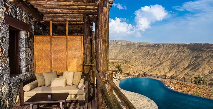 Mountain View Suite Balkon mit Hauptpool im Hintergrund - Alila Jabal Akhdar